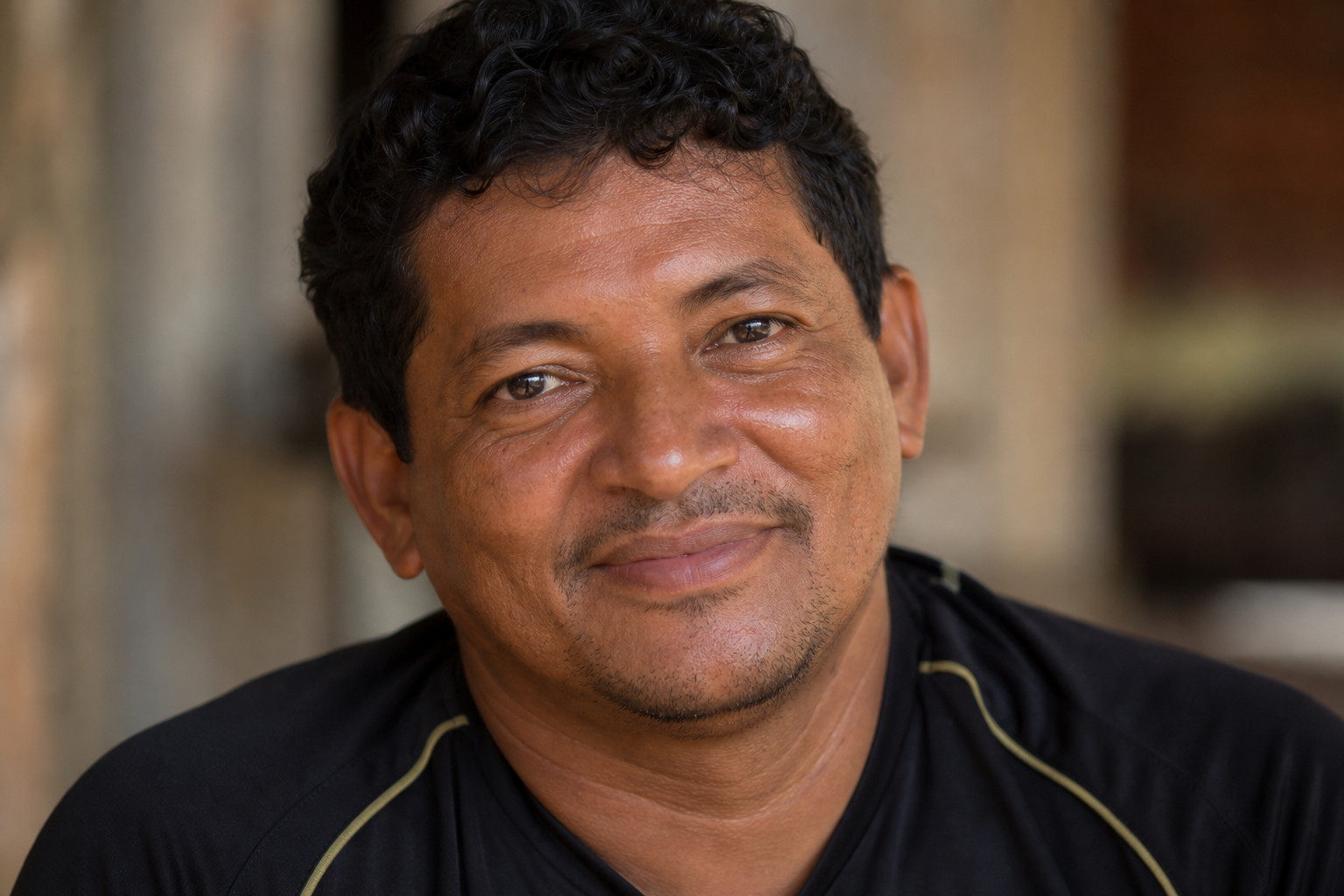 Retrato natural de homem sorrindo.